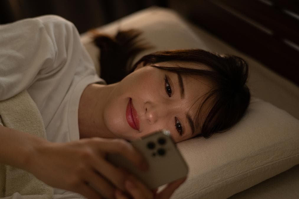スマホを見る女性