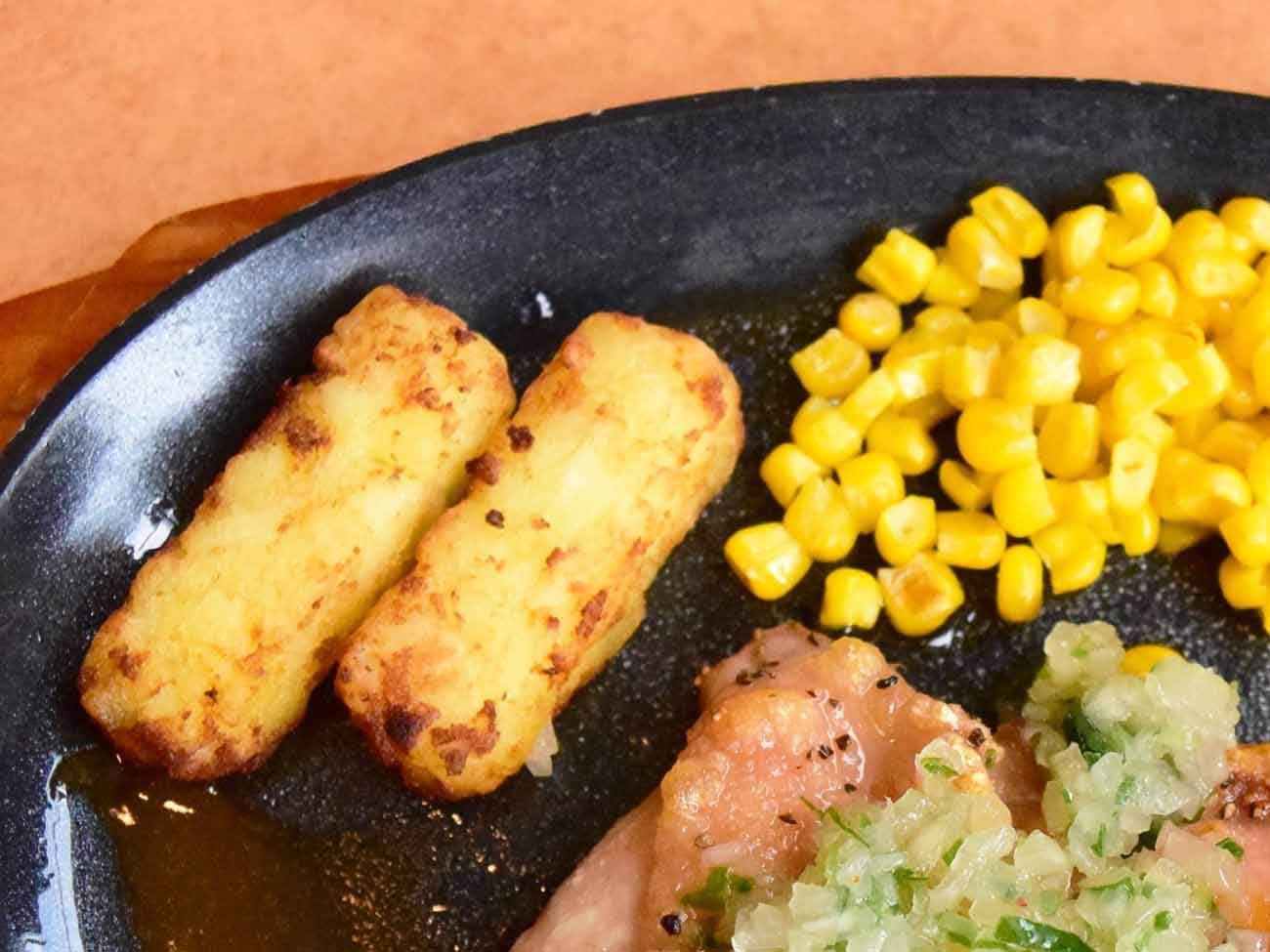 甘みのあるコーンや香ばしいハッシュドポテトが添えられており、野菜ソースと一緒に味わうと、それぞれの味わいや食感の違いも楽しめます。