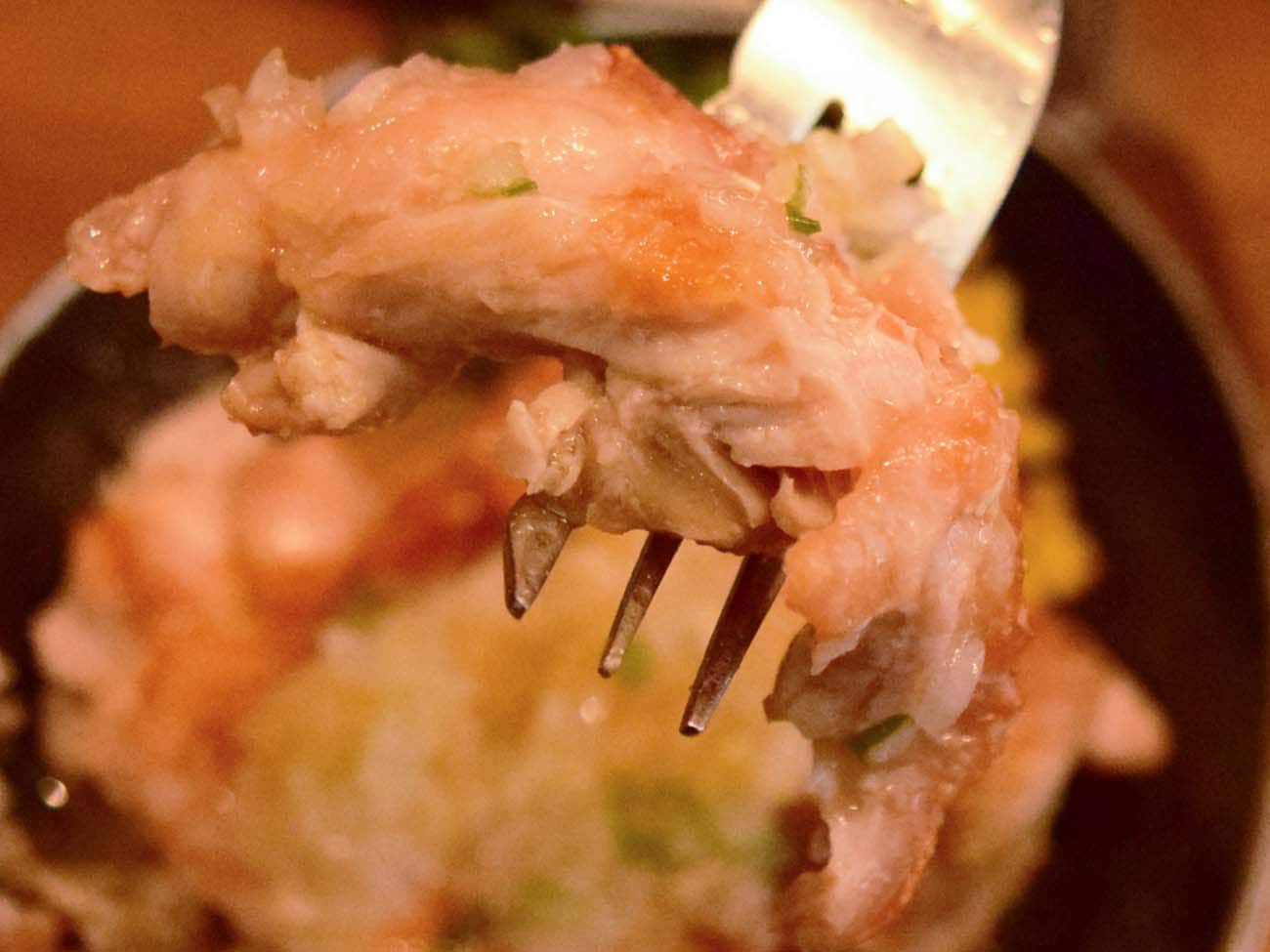 チキンはとても柔らかく、口の中でとろけるような食感