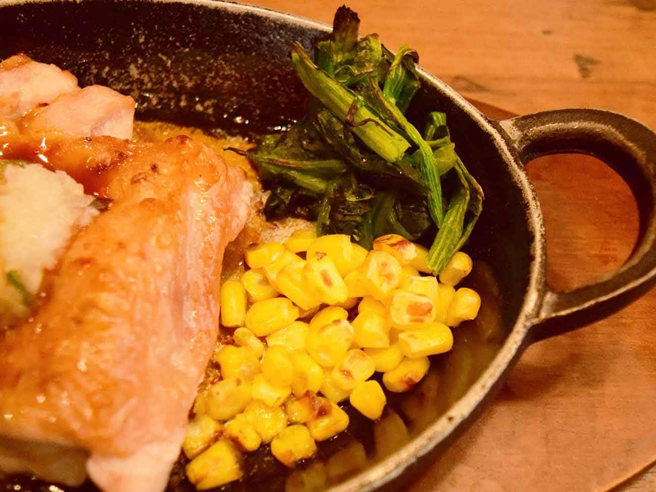 チキンにはコーンとほうれん草が添えられており、野菜ソースとの相性も抜群