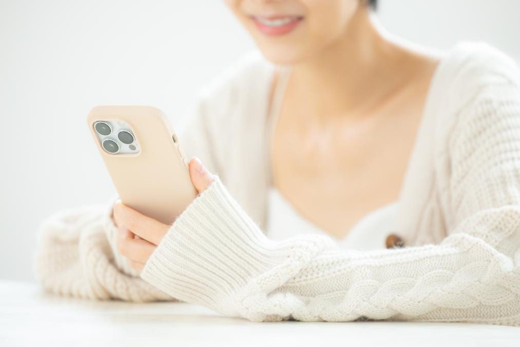 スマホを見る女性