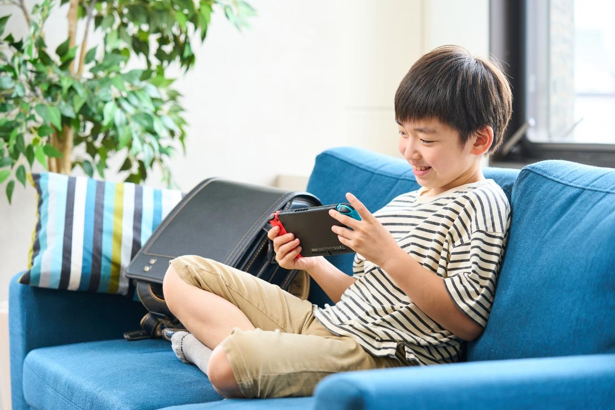 ゲームをする子ども