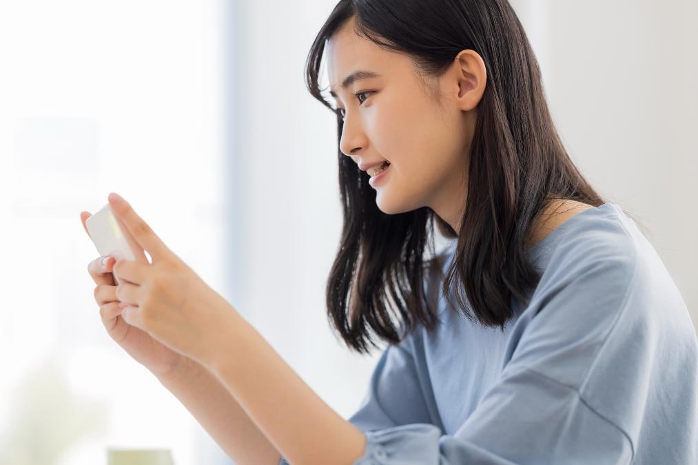 スマホを見る女性