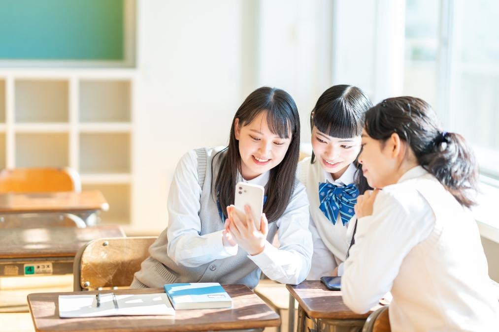 スマホを見る学生たち