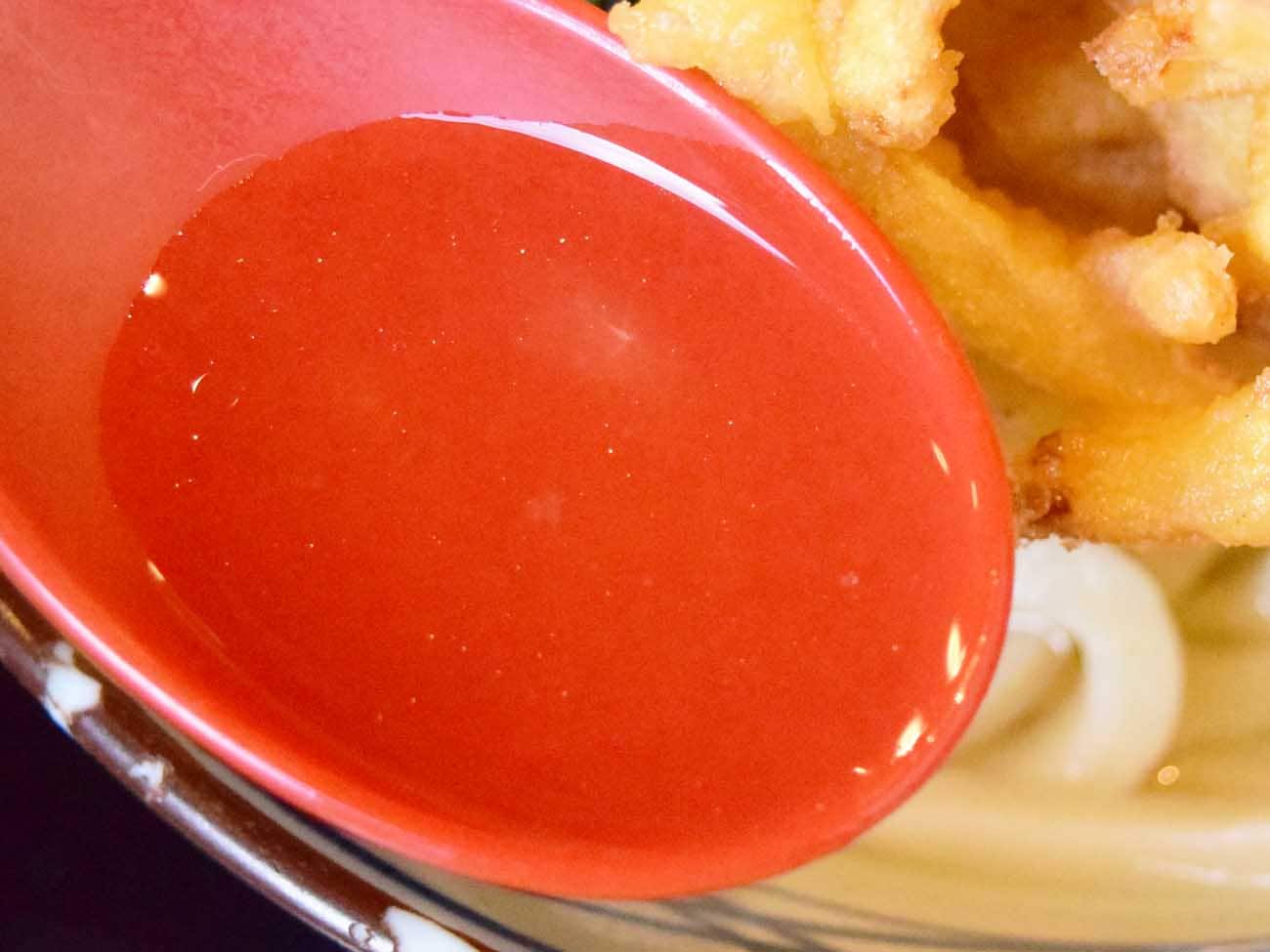 うどんだしは、魚介や昆布のうま味が効いた、あっさりとした和風の味わい