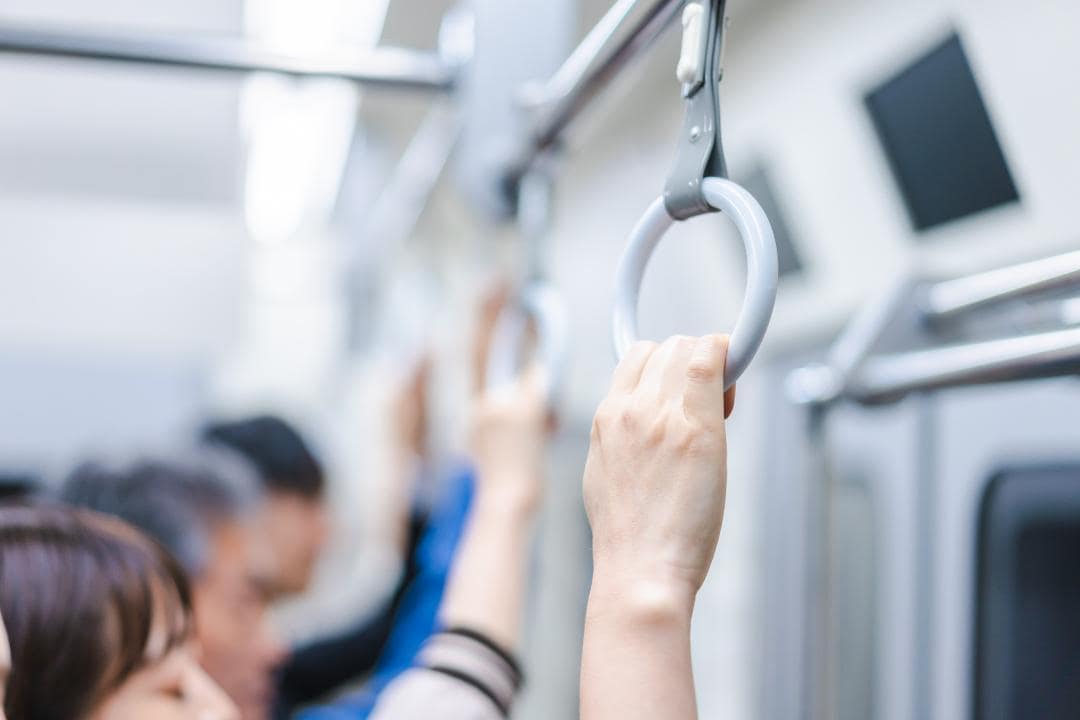ドア付近で降りようとする乗客に体当たり！20代女性が電車内で受けた妨害被害