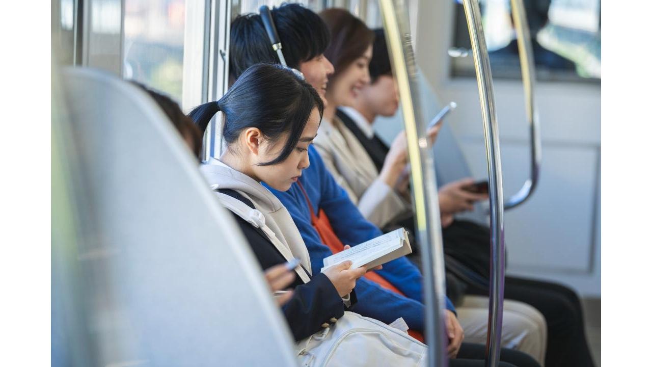 小田急線で画びょう貼付け被害！10代女子高生の防犯意識