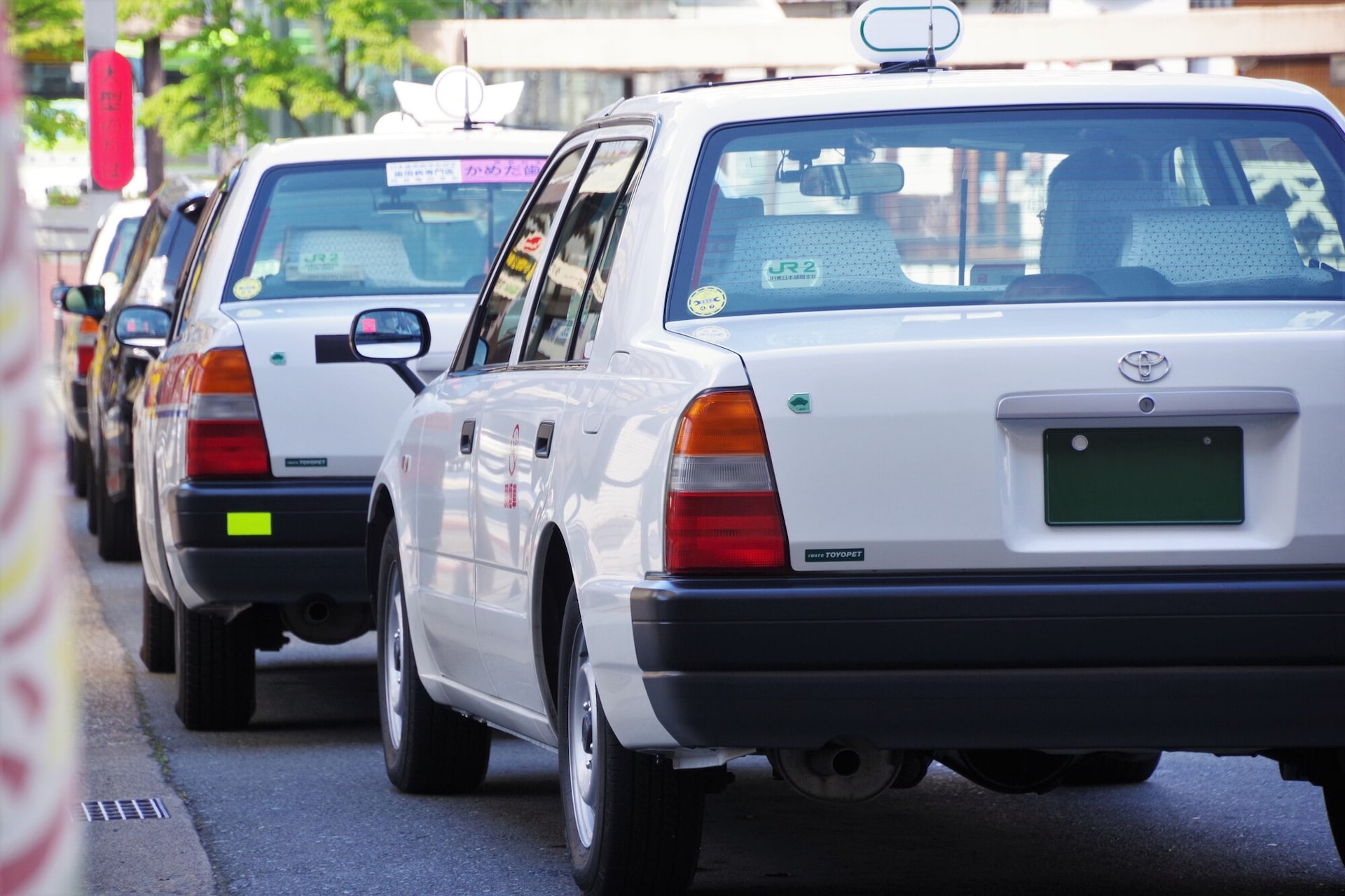 タクシー乗り場で乗客を待つタクシー