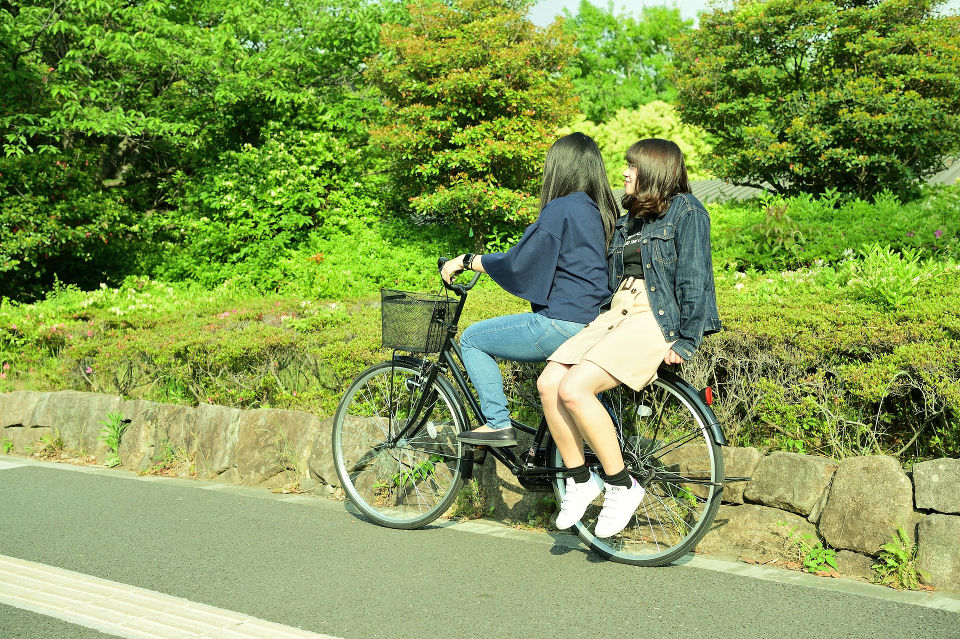 二人乗り自転車と接触寸前！細い路地でのトラブルと防犯自衛策