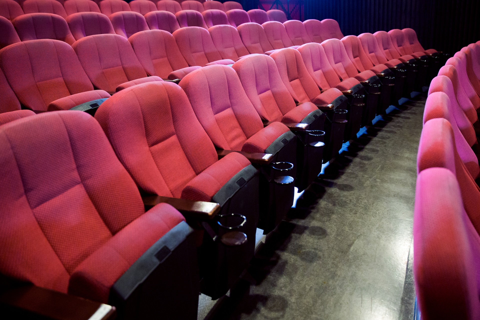 映画館で惨事!隣の子どもにジュースをこぼされ親は無反応