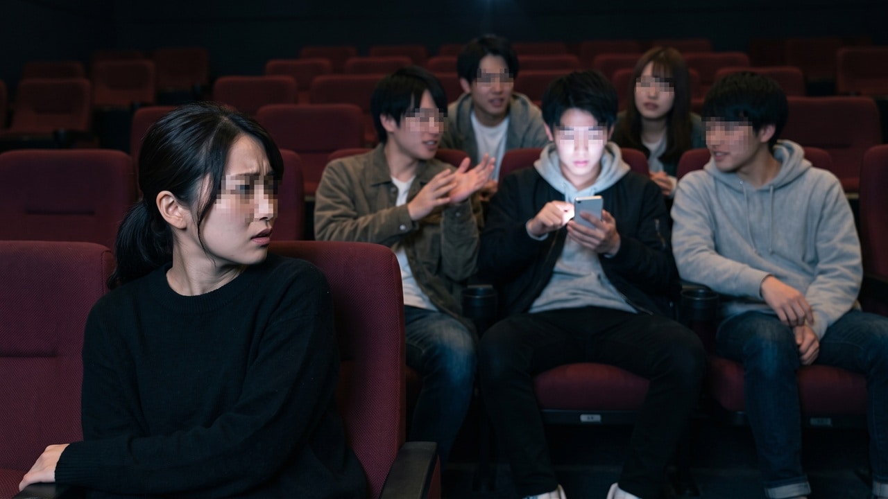 静寂を切り裂くスマホ通知音！映画館でのマナー問題を考える ※GoogleGeminiで作成