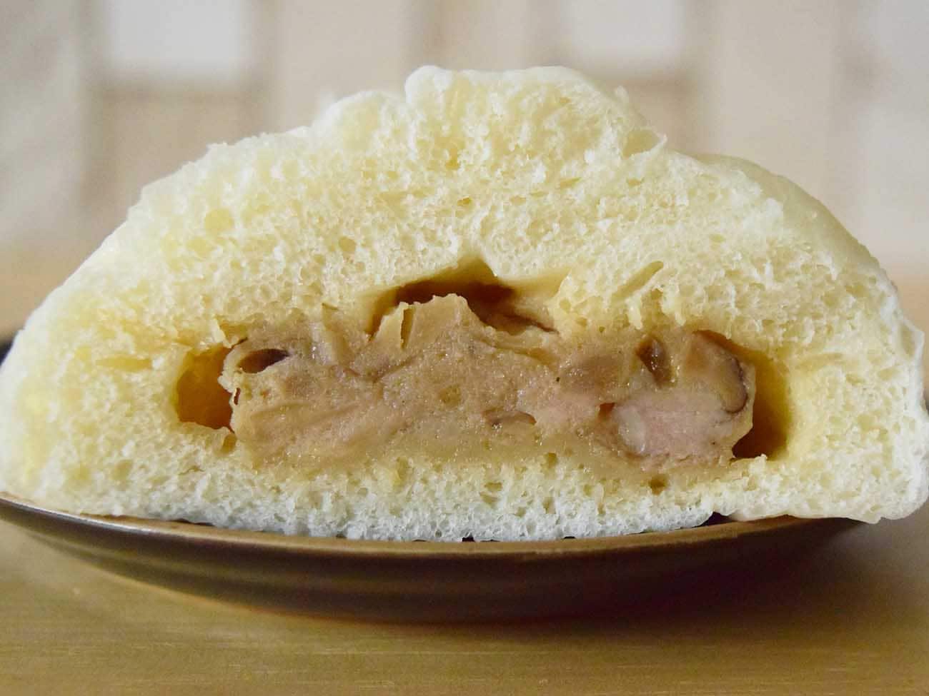 皮にかなり厚みがあるため、相対的に具材が少なく感じられる