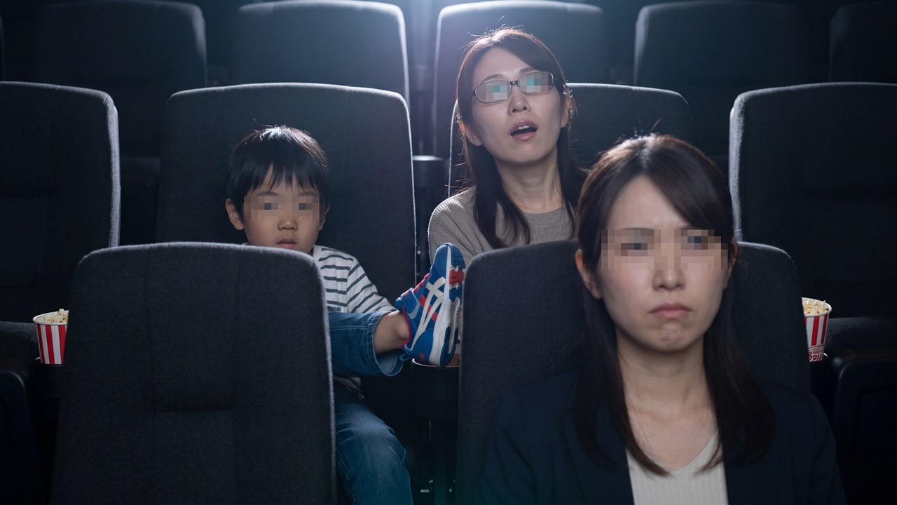 せっかくの映画鑑賞が台無し!後ろの席からの繰り返されるキックにイラッ
