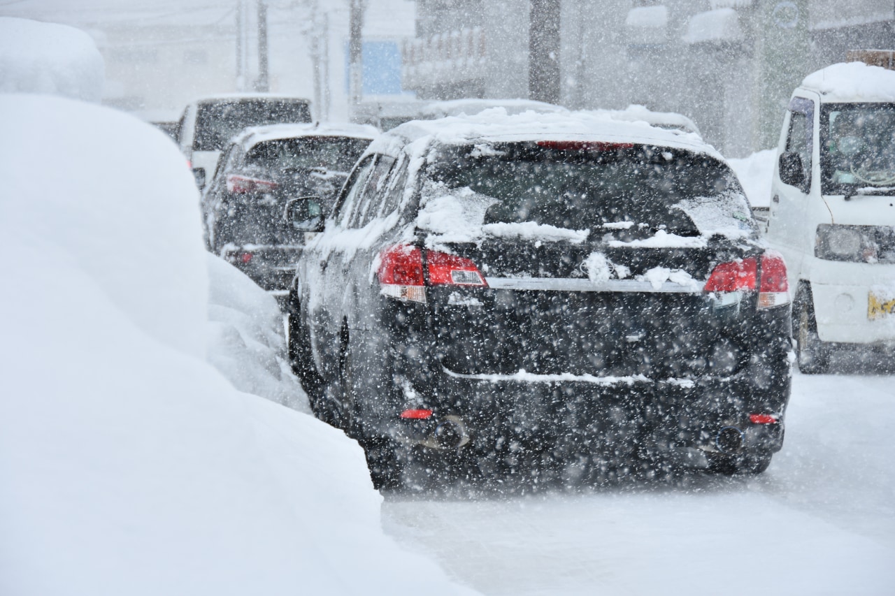 雪道で対向車がスリップ！衝突しそうになった挙句、理不尽に怒鳴る男を冷静に対応！