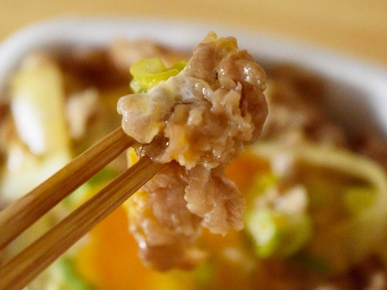 牛丼らしさと月見らしさをバランスよく楽しめます