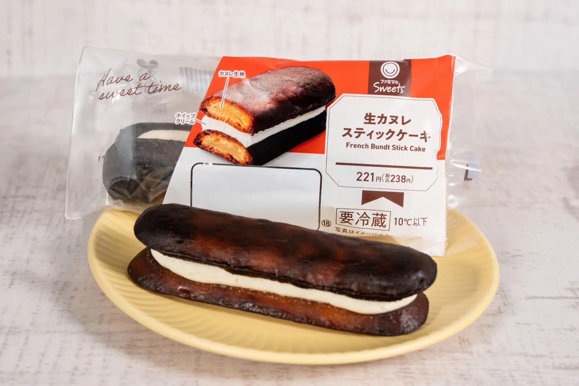 ファミマの9月8日発売新作スイーツ生カヌレスティックケーキ