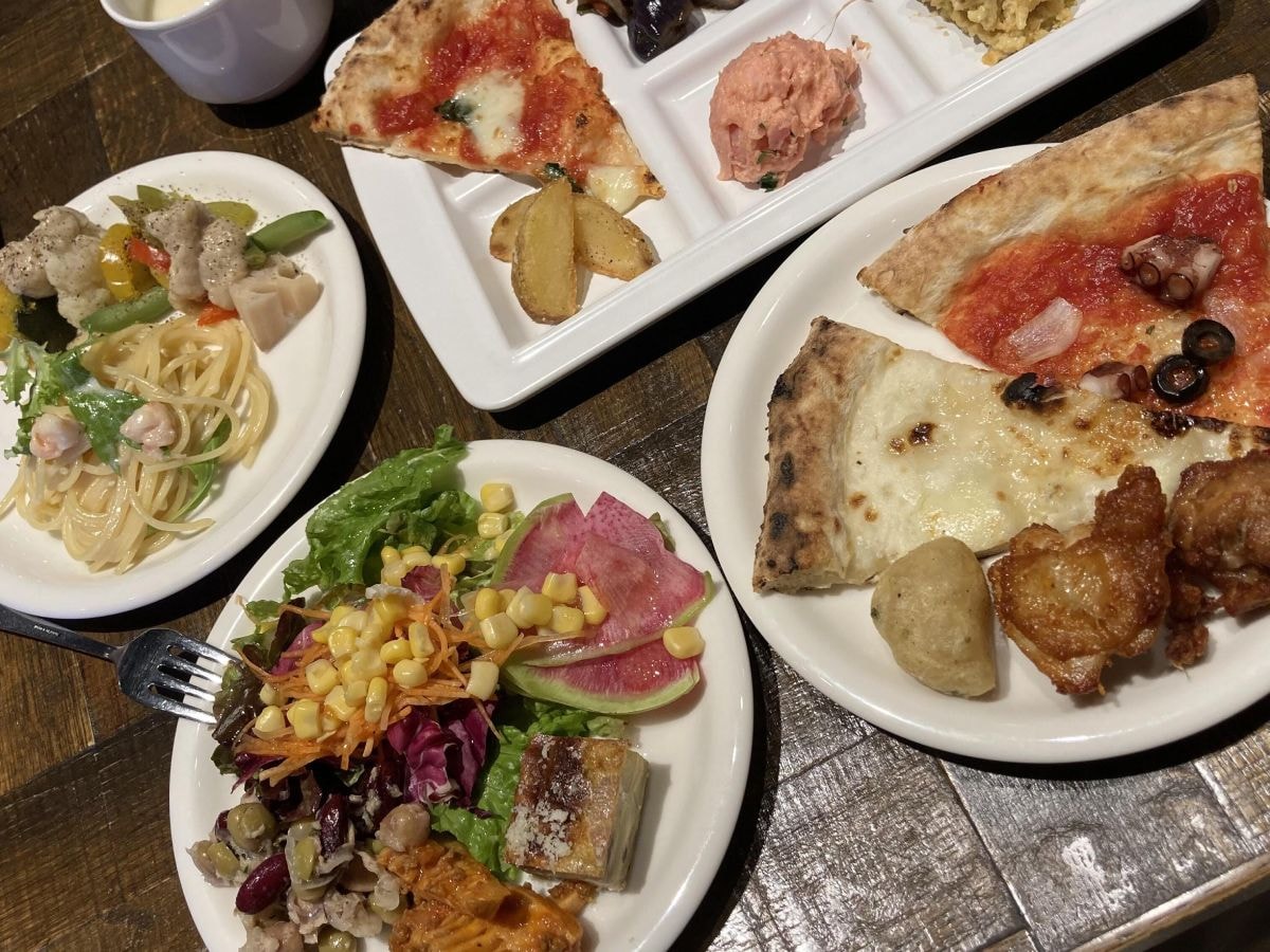 絶品ピザにイチゴスイーツ食べ放題！混雑必至の大好評平日ランチビュッフェ
