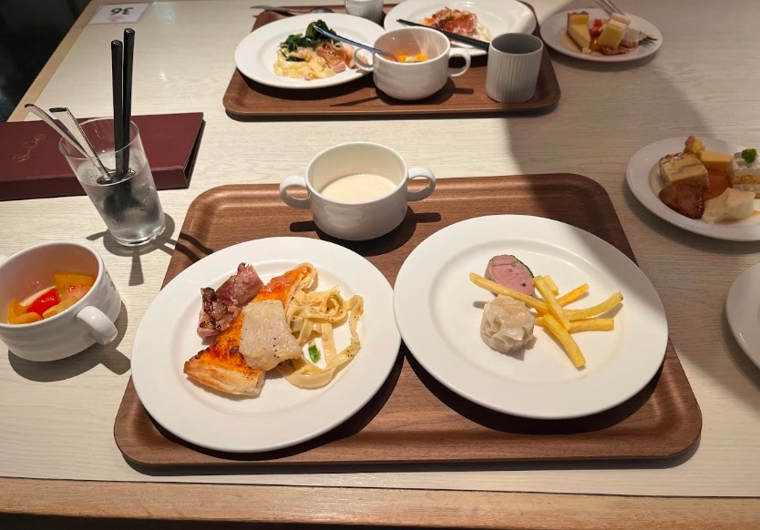 毎月変わる和洋豊富な手作り料理!一口サイズの絶品スイーツがずらりと並ぶホテルバイキング