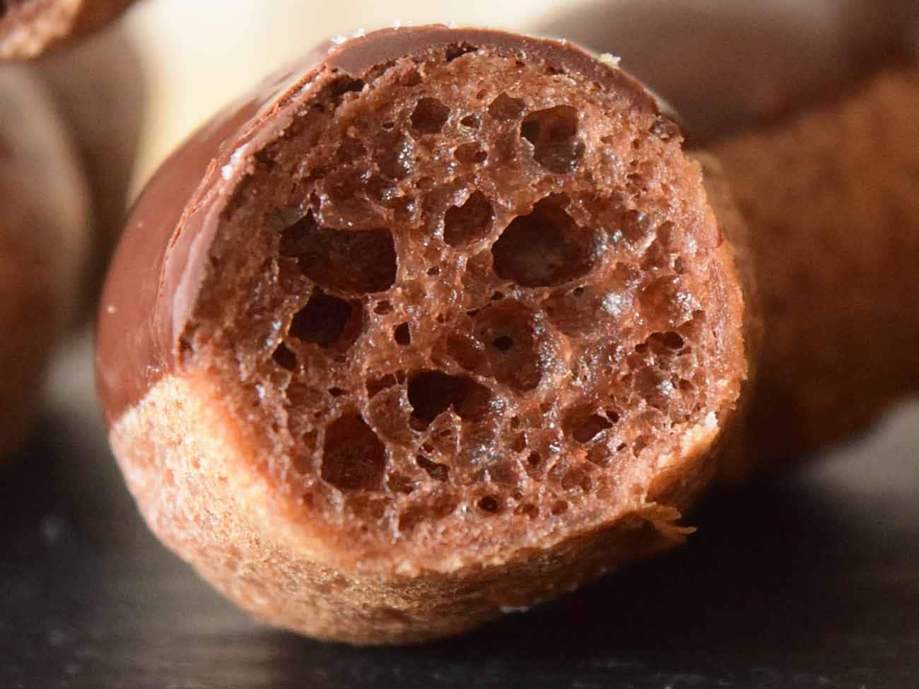 甘さはひかえめで、どちらかといえばチョコレートのほろ苦さや、ほんのりとしたビター感が感じられます。