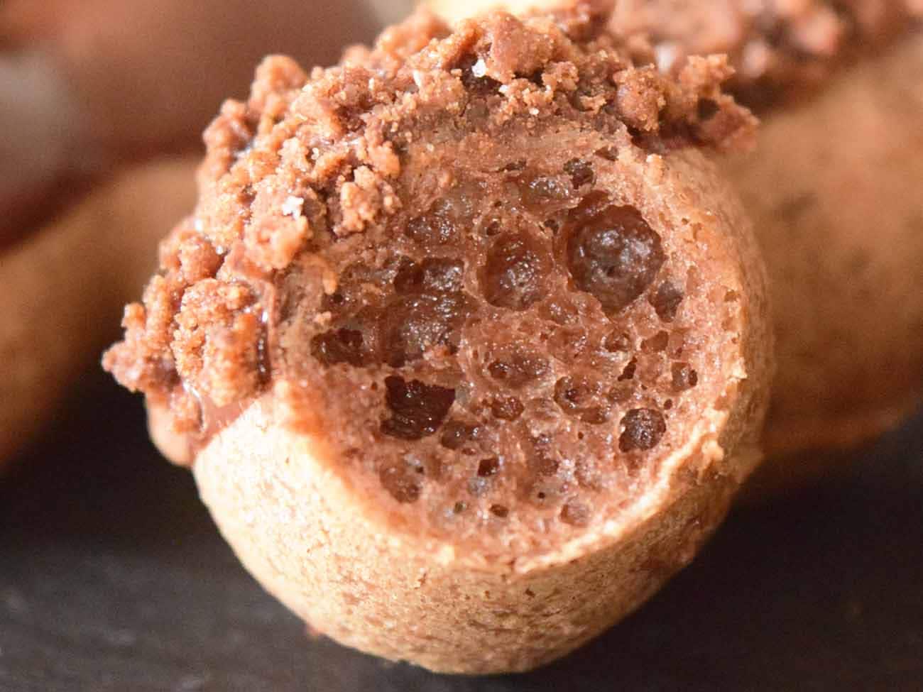 チョコクランチはザクザクとした食感で、ひと口食べるたびに心地よいアクセントを楽しめます。