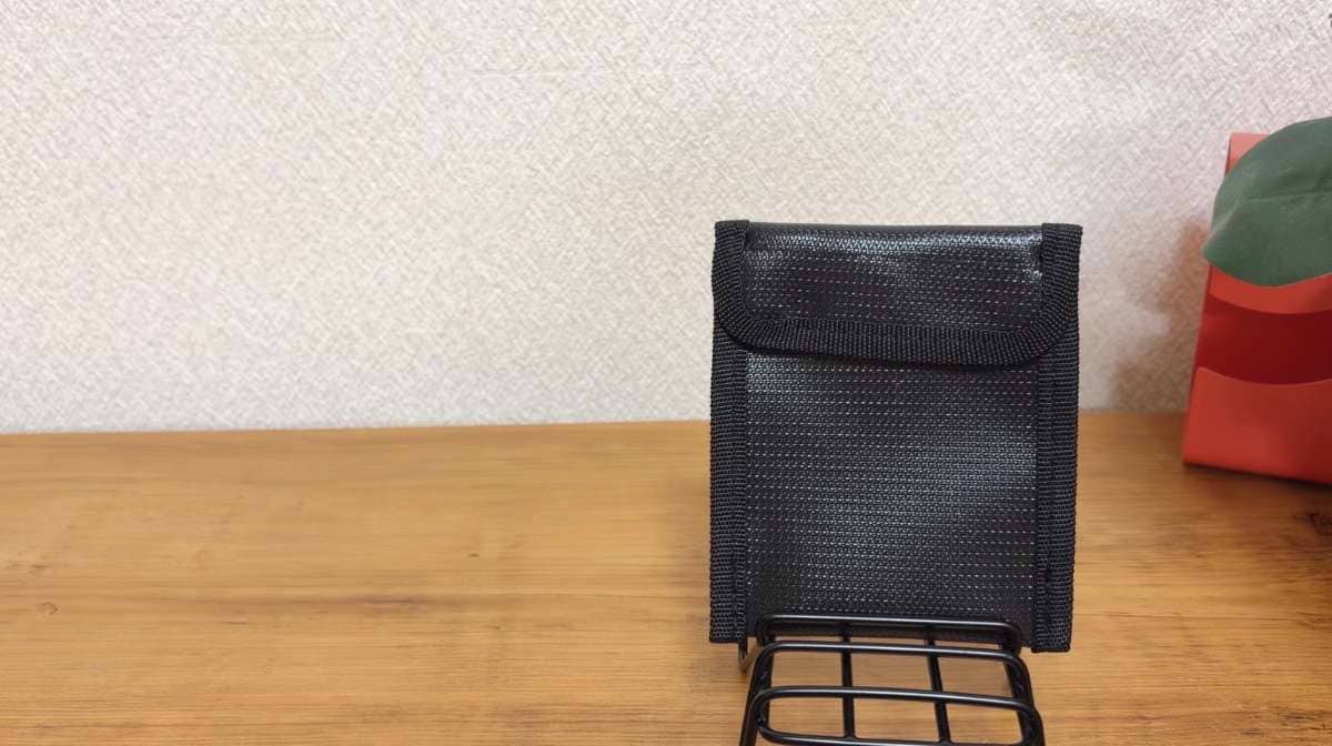 セリアの「モバイルバッテリー 耐火ケース(税込110円)」