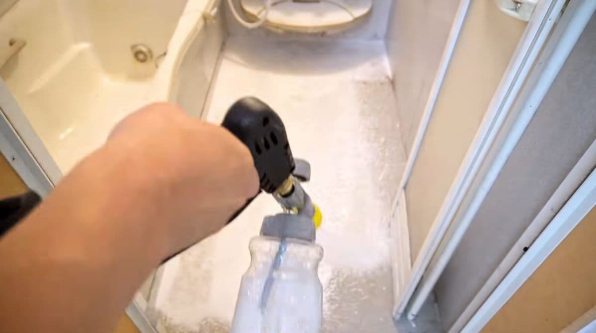 お風呂に洗剤を高圧噴射！泡で丸ごと洗ってみた