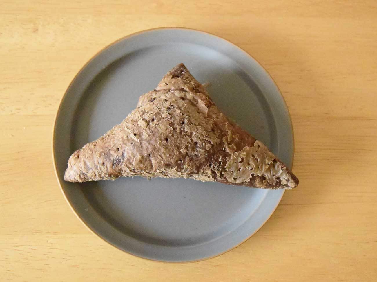 パイ生地はチョコレートを思わせる濃い色合いで、ひと口食べるとカカオの風味がほんのり