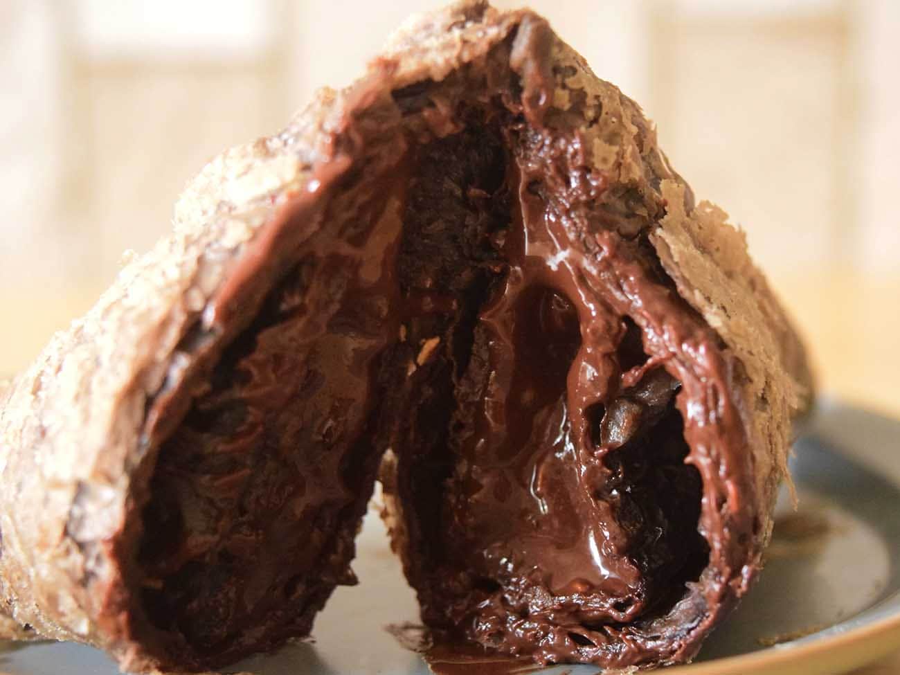 。チョコクリームはややねっとりとした口当たりで、しっかりとした食べ応えがあるのも特徴