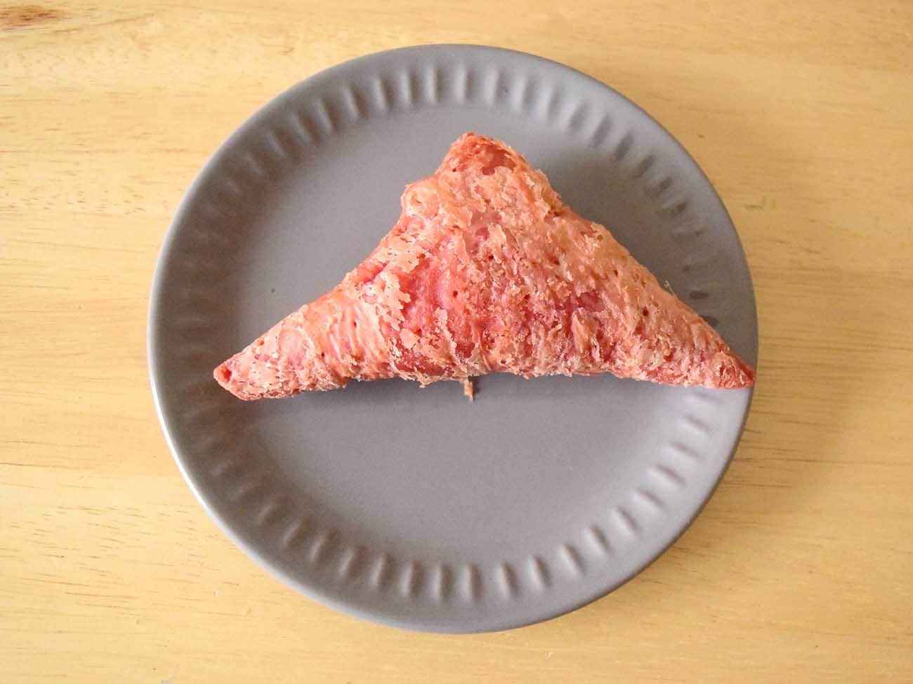 パイ生地はサクサクとした食感で、ピンク色のかわいらしい見た目も印象的