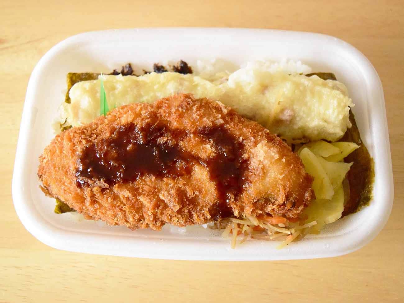 白身魚のフライや食べ応えのあるちくわ天をはじめ、きんぴらごぼうやたくあんが入っています