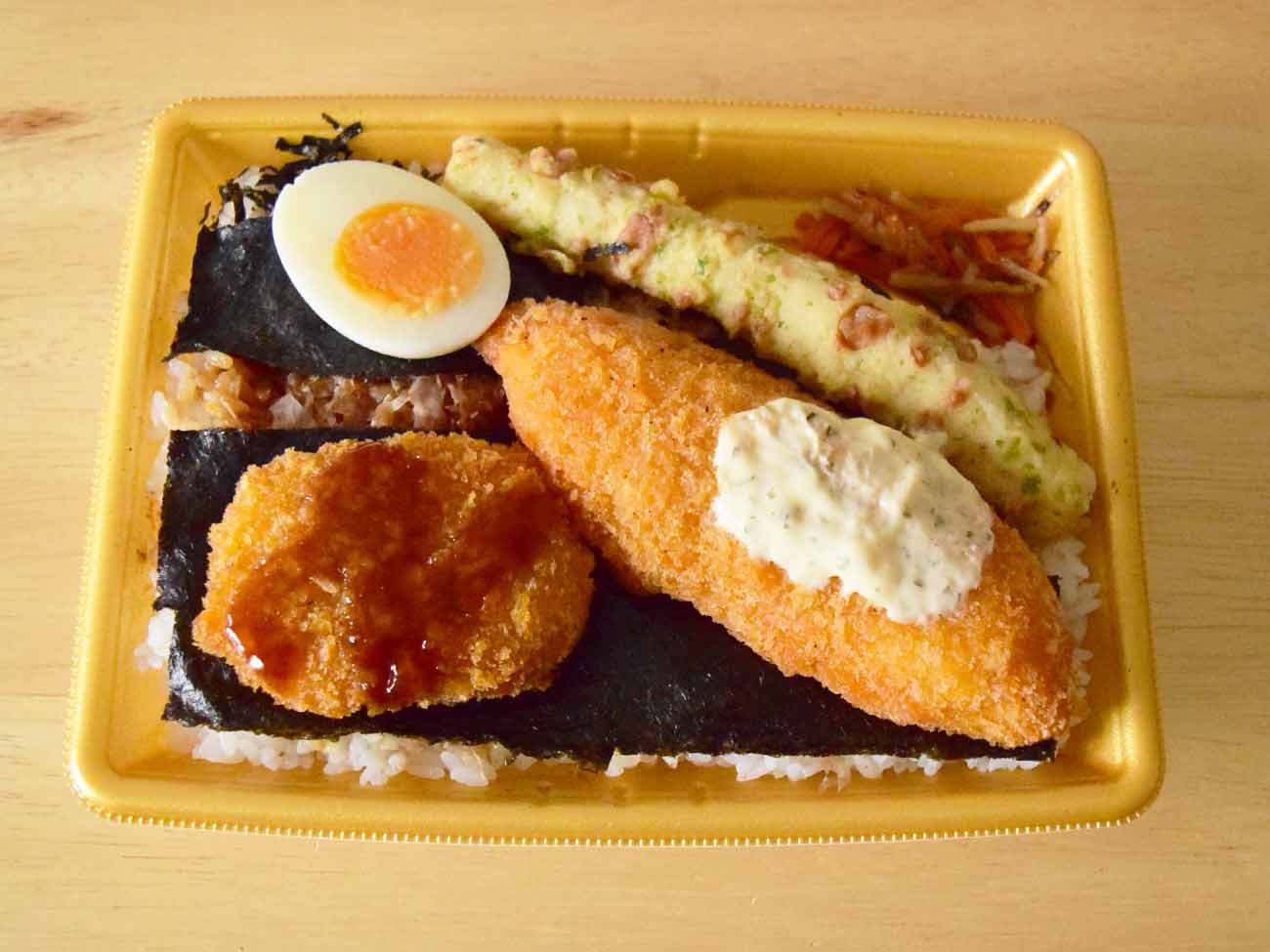 白身魚フライやちくわの磯辺揚げをはじめ、コロッケやゆで玉子なども入っています