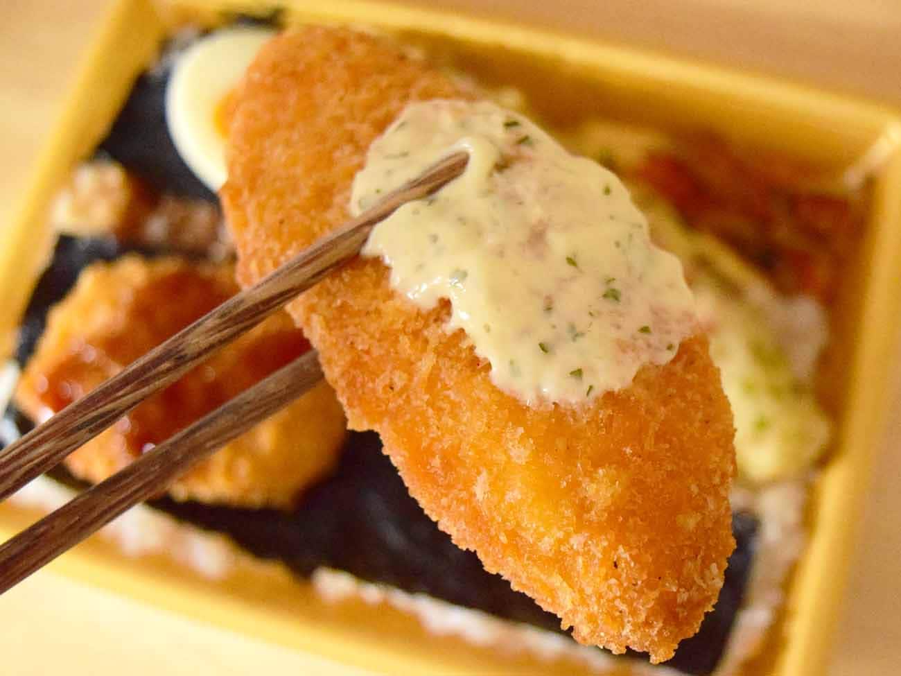 白身魚フライにはタルタルソースがかかっています