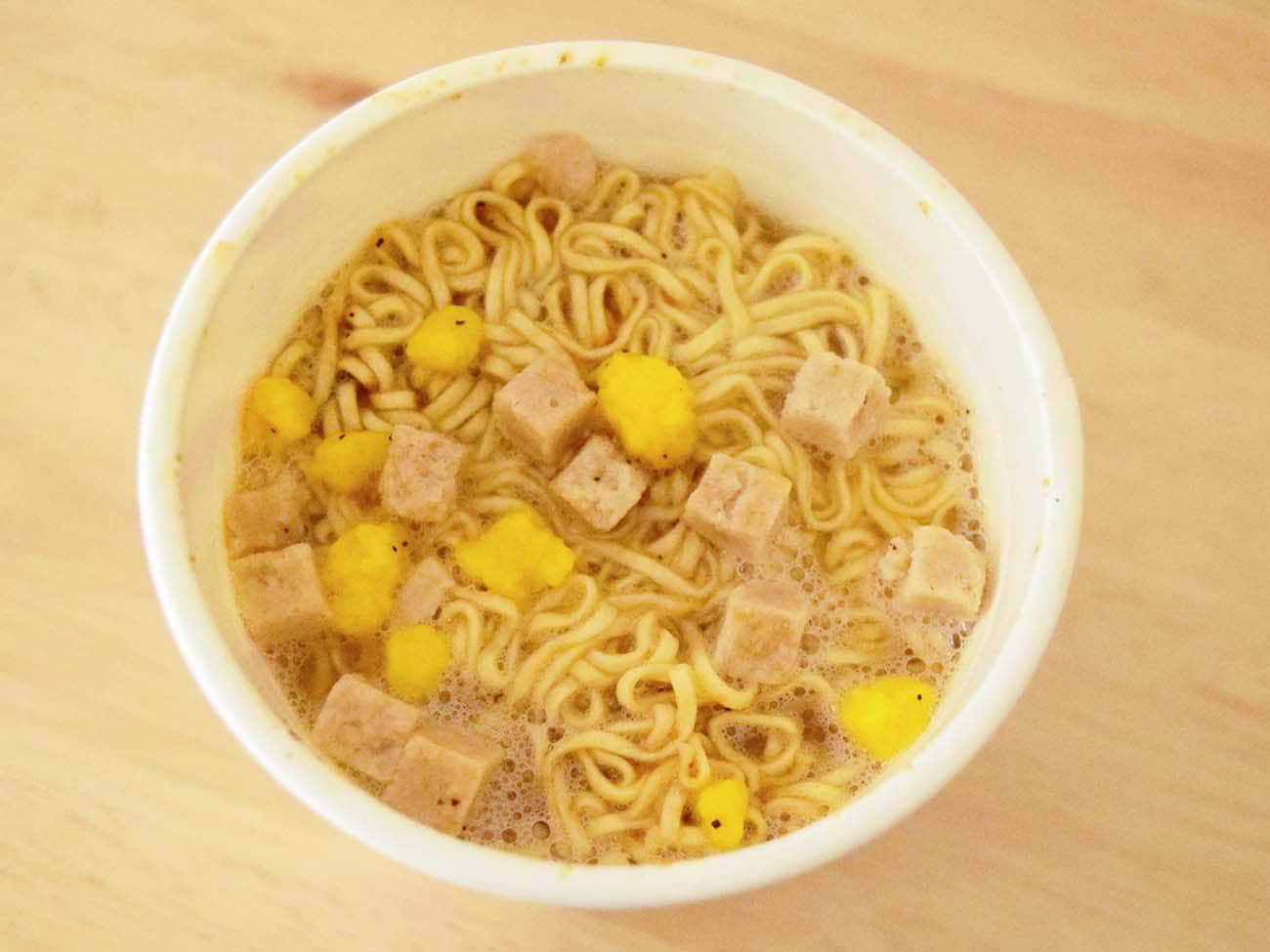 ファミチキを思わせるスパイシーな香りがふわっと漂ってきます