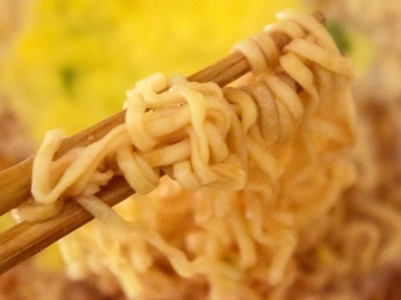 麺自体にしっかりと味が付いており、食感はふにゃっとやわらかめ