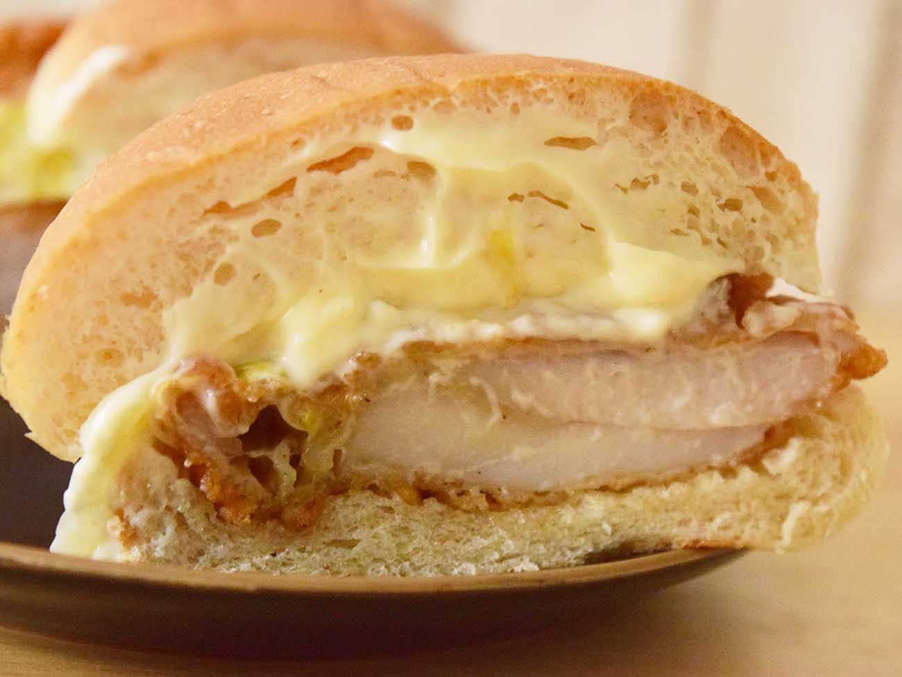 ジューシーなチキンに、ケンタッキーらしいハーブとスパイスの風味