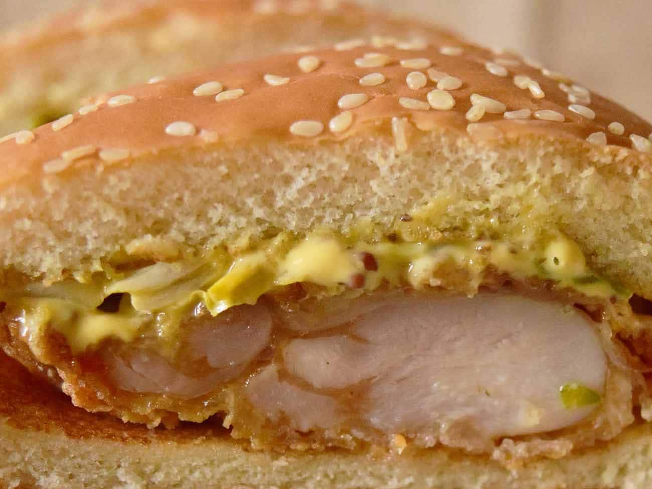 ももチキンはとても肉厚でジューシー
