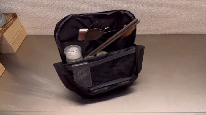 【ダイソー】キャンプにこれ便利！「自立するポーチ」がカトラリー収納に最適！