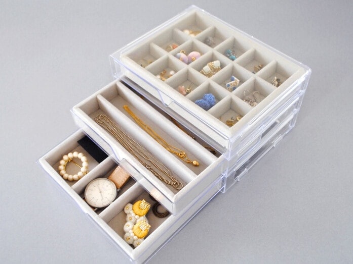 100均のアクセサリーケース5選！無印風トレイ・持ち運びサイズなど収納にも◎