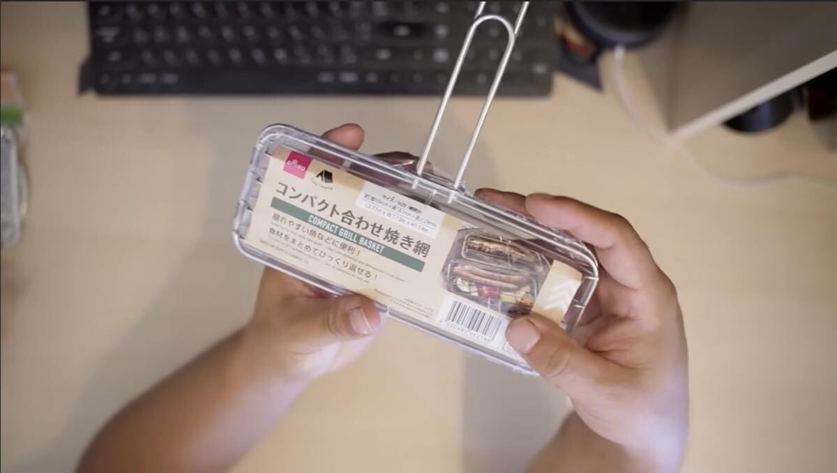 ダイソー「コンパクト合わせ焼き網」が実は優秀！キャンプの炭火調理がラクに◎