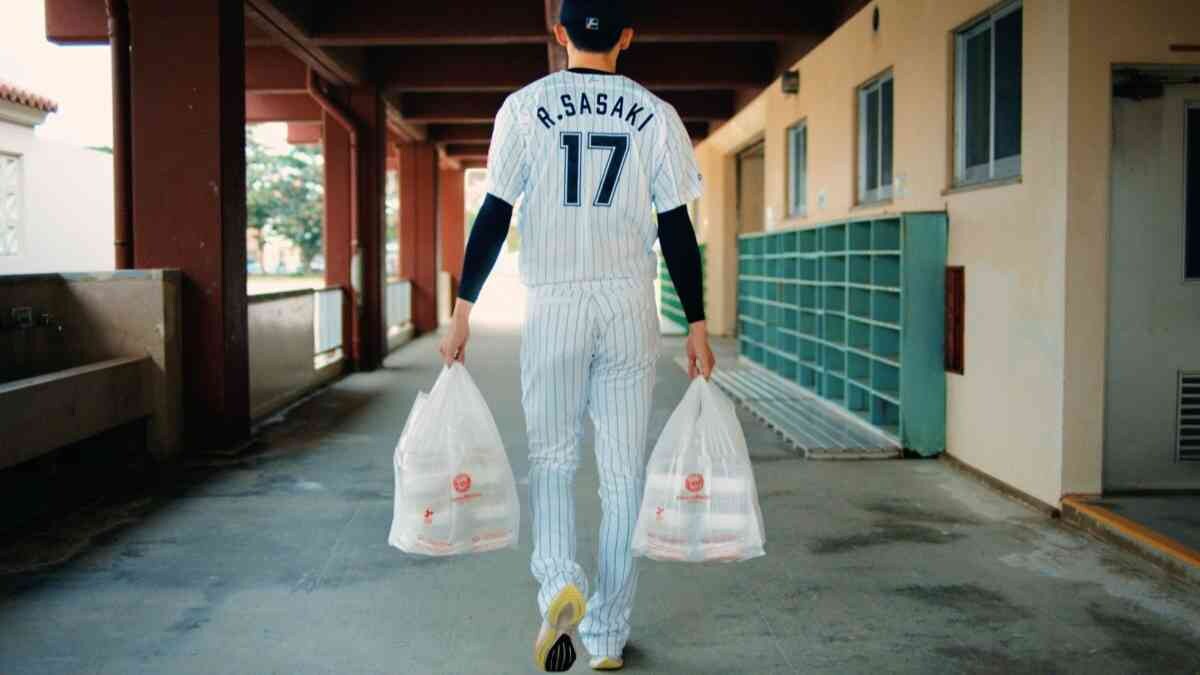 【ほっともっと】新TVCMに佐々木朗希選手登場！「サプライズな差し入れ」篇がまるでWBCで話題の名シーン？