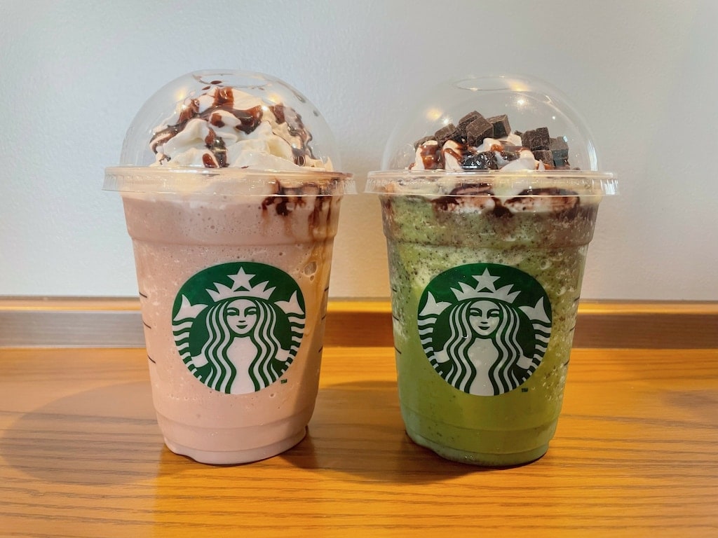 スタバのフラペチーノが2個並んでいる