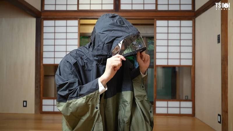 【ワークマン】台風の通勤時にあると安心なグッズ3選！雨風に強いレインウェアや水陸両用シューズに注目