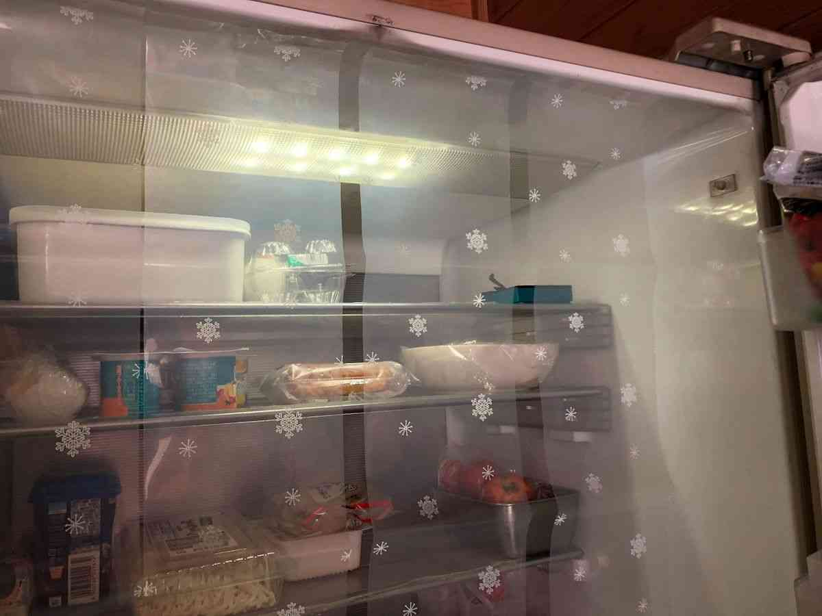 ダイソー「冷蔵庫カーテン セパレートタイプ」で節電とともに庫内の温度変化が少ないので食材にも好影響◎
