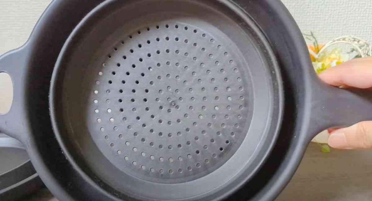 【ダイソー】人気の「折りたためる」シリーズ4選！ザルや水切りかごの置き場所に困らない優れもの