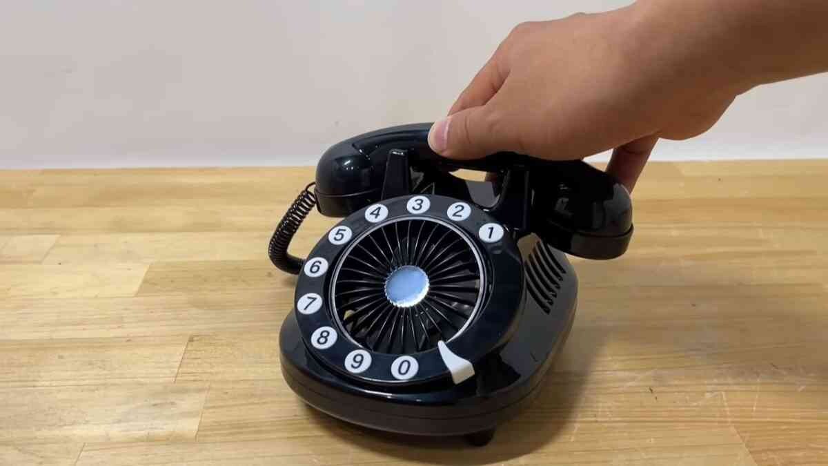 【ダイソー】2024年新作キャンプギアのおすすめ3選！昭和レトロな「黒電話型扇風機」がエモすぎる！