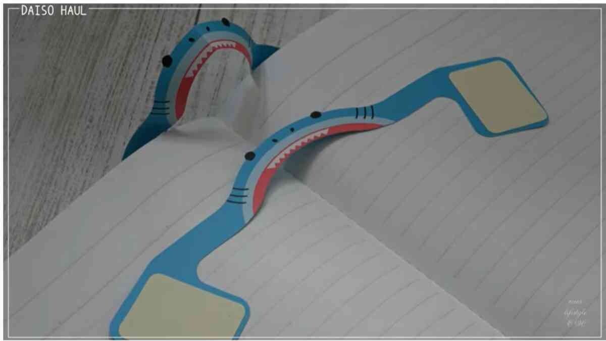 【ダイソー】何これかわいすぎ！サメが飛び出す「ポップアップノートマーク」は勉強が楽しくなるアイデア商品