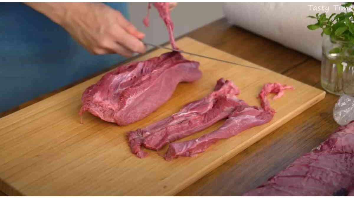 【コストコ】の「ブロック牛タン」下処理や切り方で困ってない？マニアのやり方やお肉の選び方も紹介！