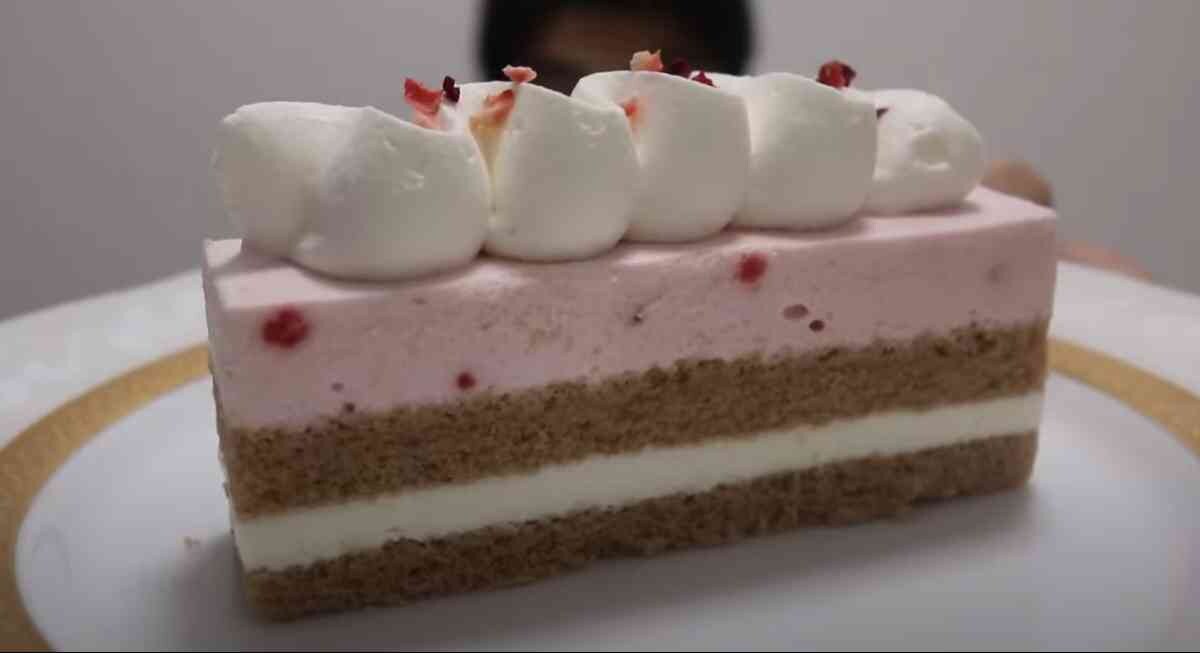 【スタバ】の新作にホリデーケーキがキターーー!!「感動級のおいしさ」に泣ける