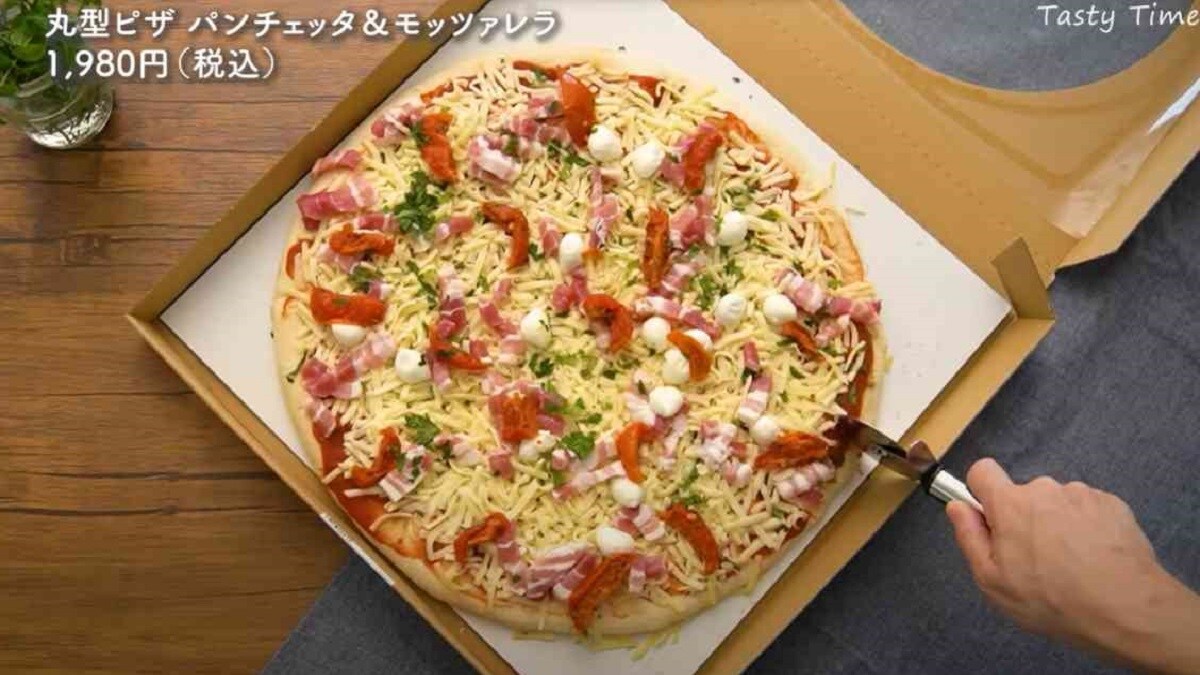 ハイカロリーでも気にしない!【コストコ】の巨大ピザが「美味しくて毎日食べたい」!切り分け方も紹介 | イチオシ | ichioshi