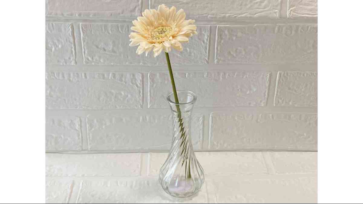 セリアの「ガラスベース フルート」はお花が映えるシンプルな花瓶